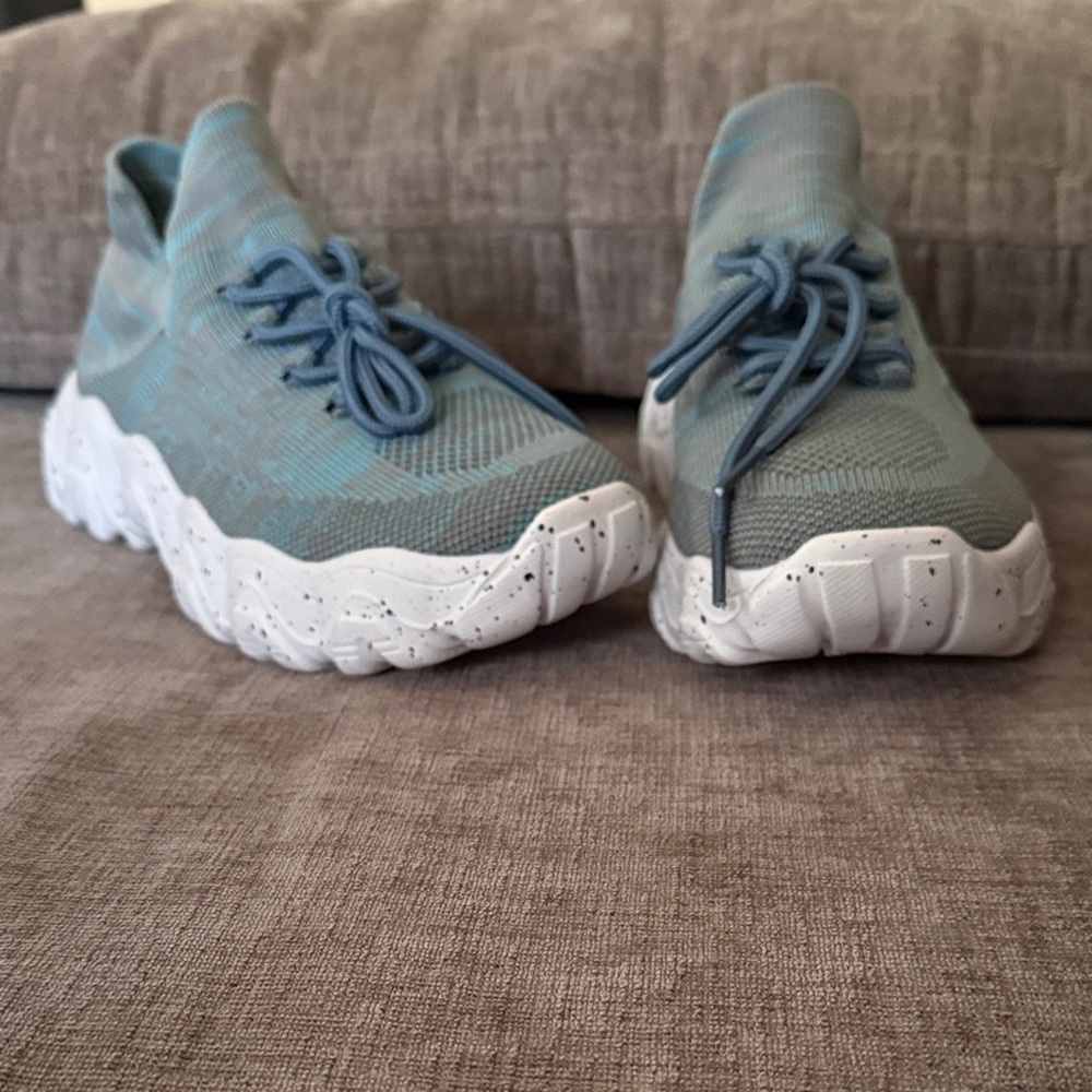 Source Unknown Light Blue Knit Slip-On Sneakers with White Speckled Sole